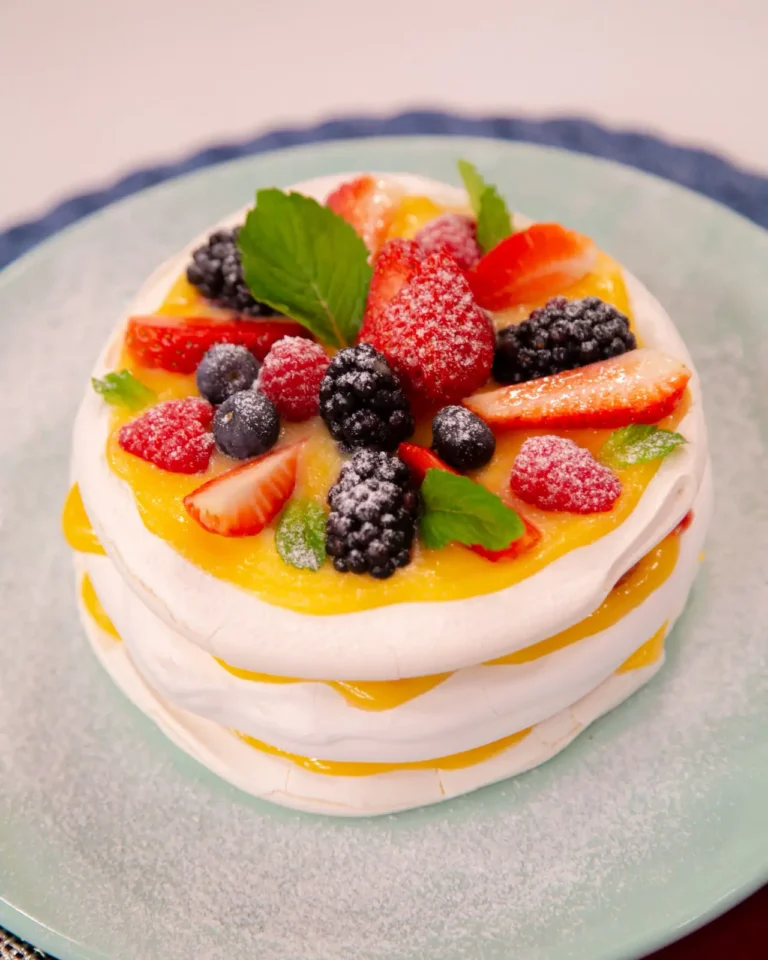 Torta Azedinha de Suspiro de Limão com Frutas Vermelhas