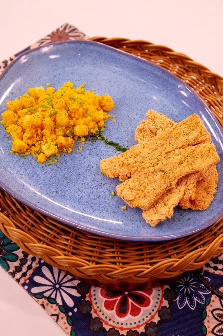 Bife de casca de banana com virado de banana e queijo coalho