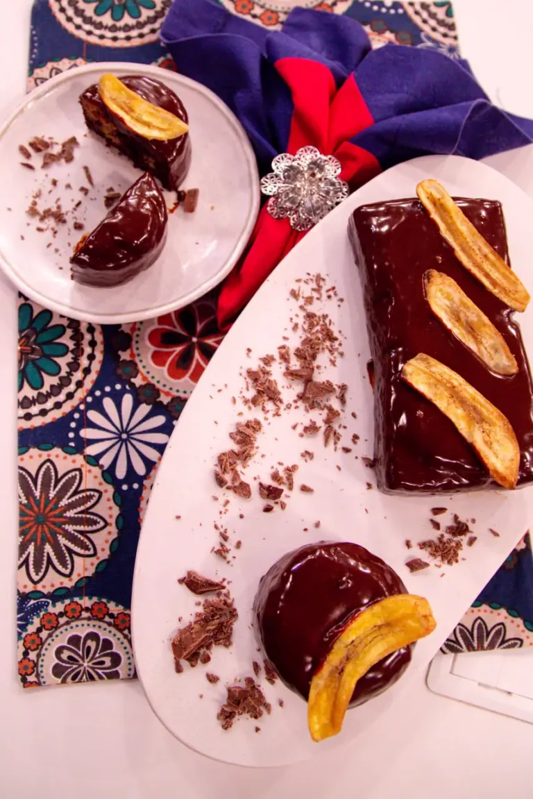 Imagem de capa representando a receita: Bolo de banana com chocolate e doce de leite
