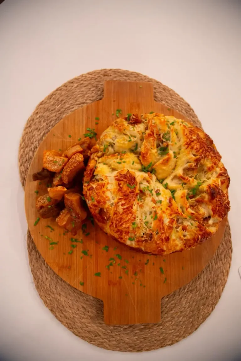 Imagem de capa representando a receita: Rosca de Torresmo com Queijo