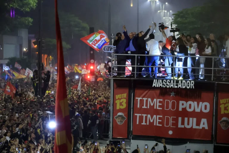 Avenida Paulista celebra vitória histórica de Lula